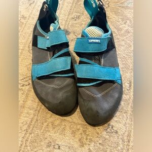 Scarpa Origin Climbing Shoes
women climbing shoe sz 6.5 fits a normal shoe 8.5